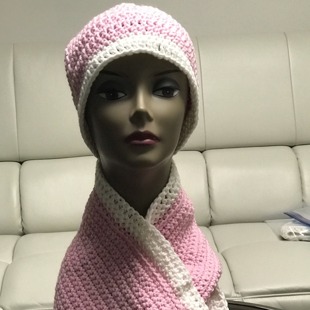 Relaxed pink and white infinity scarf set